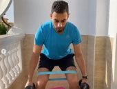 عمرو السولية يستغل العزل الصحي المنزلي لرفع لياقته البدنية من البلكونة. فيديو وصور