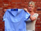 مصممة أزياء بريطانية تصنع ملابس الأطباء مجانا خلال مواجهتهم كورونا