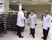فيديو.. رئيس الوزراء يرتدي الكمامة خلال تفقده مصانع العاشر من رمضان