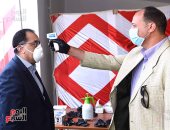 رئيس الوزراء يتفقد مصنعين بالمنطقة الحرة بالإسماعيلية ويشيد بجودة المنتج