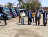 تعقيم وتطهير سيارات مرفق النقل الداخلي بمحافظة السويس.. صور