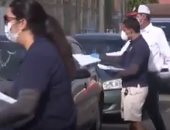شباب يصطفون فى شوارع ميامى الأمريكية للمطالبة بمساعدة العاطلين بسبب كورونا