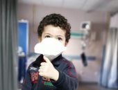 خروج أصغر طفل متعاف من فيروس كورونا من مستشفى قها.. صور وفيديو