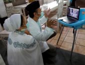 للكورونا أحكام.. عروسان فى إندونيسيا يحتفلان بزفافهما على الإنترنت.. صور