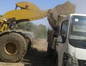 رفع 270 طن من قمامه ونقلها للظهير الصحراوى بالمنيا ..صور