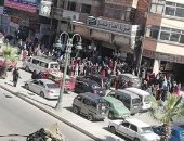 قارىء يشكو من تجمعات المواطنين امام المحلات بمنطقة الهانوفيل بالإسكندرية