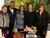 بعدسة بوسى.. مى نور الشريف تتوسط عائلتها للاحتفال بعيد ميلادها.. صورة