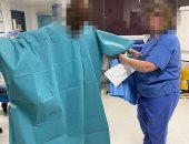 أطباء يحولون ستارة المستشفى لملابس تحميهم من كورونا لنقص معدات الوقاية..صور