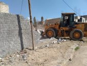 بالصور .. إزالة تعديات على أراضى أملاك الدولة بمساحة 500 متر ببرج العرب 