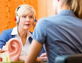 أجهزة المساعدة على السمع تقلل احتمالات إصابة كبار السن بالخرف