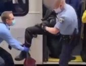 الشرطة الأمريكية تستخدم العنف مع مواطن رفض ارتداء كمامة فى حافلة.. فيديو