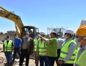 محافظ أسوان يتابع تنفيذ إجراءات السلامة بمصنع كيما والكوبرى البديل.. صور