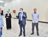 رئيس جامعة بنى سويف يوجه العاملين بمشروع تجهيز المدرجات بضرورة ارتداء الكمامات