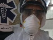 جيشنا الأبيض.. "محمد عبد العزيز" بإسعاف قنا يشارك بصورته بالزى الطبى