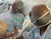 ماسكين فى ايدين بعض.. صور مؤلمة لزوجين قبل وفاتهما بسبب كورونا