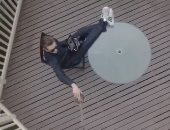 الحاجة أم الاختراع.. شاب أمريكى يتغلب على الحظر بكوب القهوة الطائر.. فيديو