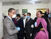 صور.. بالكمامة .. محافظ الفيوم يتفقد منافذ صرف منحة العمالة غير المنتظمة