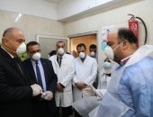 محافظ قنا يتابع الإجراءات الإحترازية بمستشفى حميات نجع حمادى 