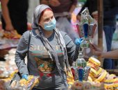 المصريون يلتزمون بارتداء الكمامات للوقاية من فيروس كورونا