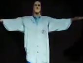 إضاءة تمثال المسيح فى البرازيل بملابس الأطباء تكريما للأطقم الطبية.. فيديو