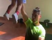 بيتمرن بولاده.. رونالدو يستعين بطفليه فى تدريبات المنزل.. فيديو