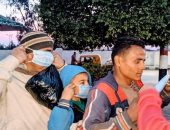 "حافظ على نفسك".. شعار حملة شبابية بمدينة القرين توزع الكمامات على الأهالى