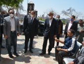 وزير الاتصالات يتابع مع محافظ القليوبية صرف منحة العمالة غير المنتظمة بالبريد..صور