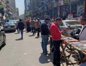 زحام بأحد شوارع العتبة بعد عودة بعض الباعة الجائلين.. صور