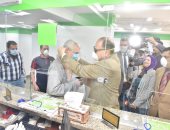 محافظ أسيوط يتابع صرف منحة العمالة غير المنتظمة ويوزع كمامات على المواطنين