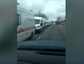 فيديو.. طابور طويل من سيارات الإسعاف أمام أحد مستشفيات ضواحى موسكو