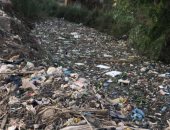 تغطية القمامة لطريق ترعة راضى بقرية كفر الفرعونية محافظة المنوفية