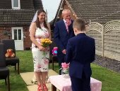 طفلان يقيمان حفل زفاف والديهما بحديقة المنزل بعد تأجيله بسبب كورونا "فيديو"