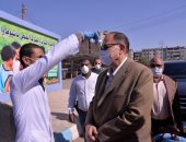 صور .. فحص محافظ أسيوط بالكاشف الحرارى خلال لقاء عمال شركة مياه الشرب 