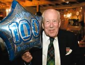 أكبر معمر بريطانى 101 سنة يتعافى من كورونا.. فيديو وصور