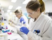 صحيفة علمية: اختبارات على 10 آلاف مركب دوائى وتحديد 6 فقط قد تعالج كورونا