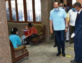 محافظ أسوان يتفقد صرف منحة العمالة غير المنتظمة.. صور