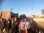 شرطة المرافق والمحليات فى سوهاج تخلى سوق الثلاثاء المخالف.. صور