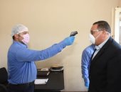 صور.. فحص محافظ الشرقية بالجهاز الحرارى خلال لقاءه عمال منطقة بلبيس الصناعية