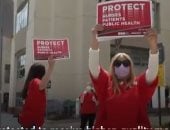 وقفة لممرضات أمام مستشفى بكاليفورنيا لنقص معدات الوقاية من كورونا.. فيديو