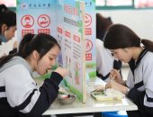 مدرسة صينية تفصل بين الطلاب بحائط كرتوني أثناء الطعام لمنع عدوى كورونا