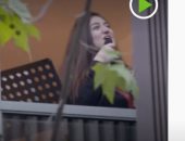 فيديو.. سوريون يقدمون حفلات موسيقية لجيرانهم فى إسبانيا