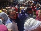 خوفا من انتشار كورونا.. "حسام" يشكو ازدحام المواطنين بشارع البوستة بالزقازيق