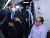 صور.. وزير النقل يشهد إطلاق مبادرة توزيع 400 ألف كمامة طبية مجانا على ركاب المترو