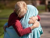 مشاعر الأمومة انتصرت على كورونا..غطت ابنتها بملاءة سرير لكى تحتضنها