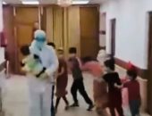 ملائكة الرحمة..ممرض عراقى يلعب مع أطفال مصابين بكورونا فى المستشفى.. فيديو