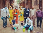 للوقاية من كورونا.. شباب منطقة الفيروز بالمنصورة يطهرون شوارعهم