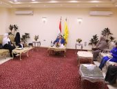 صور.. محافظ شمال سيناء يكرم موظفتين بالديوان العام لتميزهما فى العمل