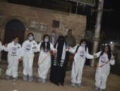 فتيات الأقصر يقمن بتعقيم شوارع وماكينات الصرف الآلى بإسنا للوقاية من تفشى كورونا