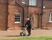 محارب قديم بالجيش البريطانى يجمع تبرعات لمكافحة كورونا بطريقة مبتكرة.. فيديو