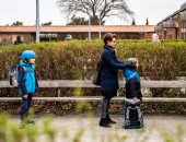 رجعوا التلامذة.. أطفال الدنمارك يواجهون كورونا من داخل الفصول بعد رحلة "الإغلاق".. صور